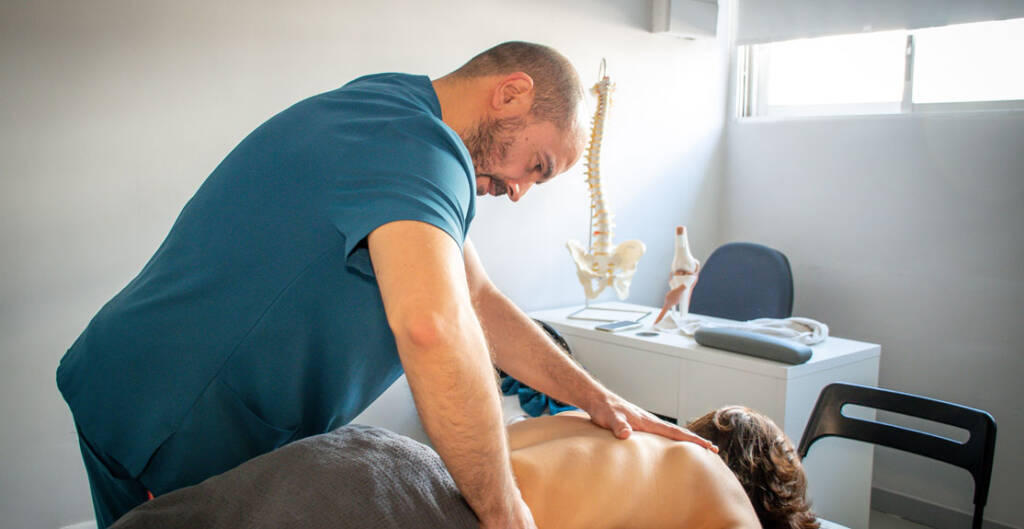 Fisioterapeuta Miguel en un masaje lumbar
